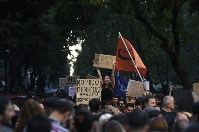 En Rosario, la plaza San Martín desbordó de gente y de consignas