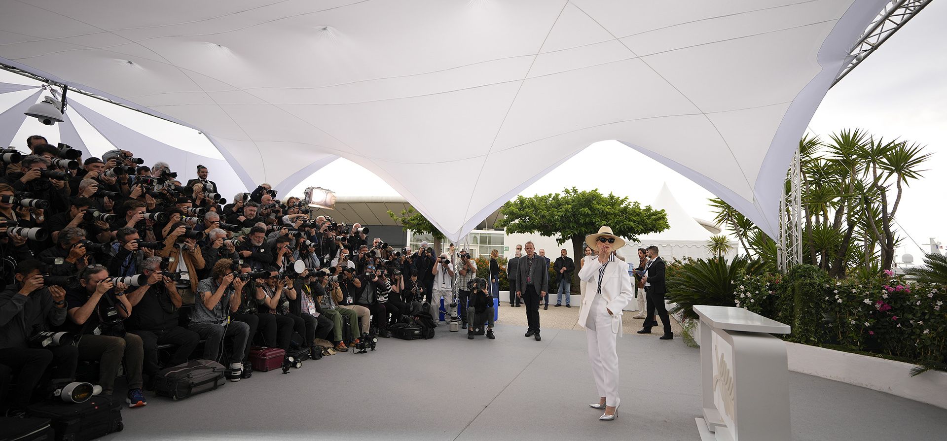 Meryl Streep posa para fotógrafos durante la sesión fotográfica honorífica de la Palma de Oro en el 77° festival internacional de cine, Cannes, sur de Francia, el martes 14 de mayo de 2024. (Foto de Andreea Alexandru/Invision/AP)