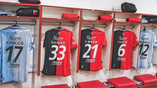 El vestuario de Colón espera por los jugadores para saltar a la cancha en el 15 de Abril.