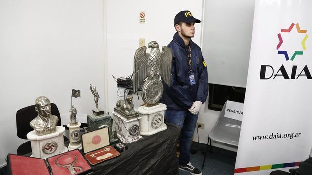 Los objetos nazi fueron incautados en una redada a una residencia al norte de Buenos Aires.