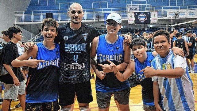 Denis Pérez celebró con jugadores de las divisiones formativas de Echagüe la gran campaña del equipo.