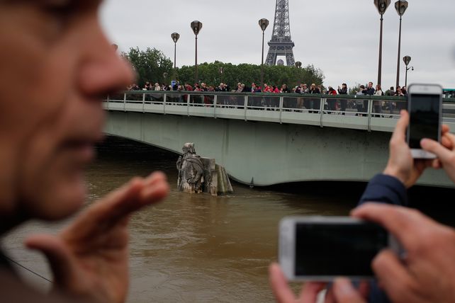 Impresionante. Los turistas están asombrados por el nivel y la fuerza de las aguas del famoso río.