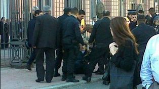 Un hombre con una causa judicial intentó prenderse fuego frente a la Casa Rosada