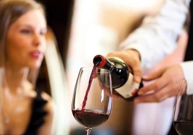 Dos jóvenes aseguran que pueden transformar agua en buen vino en pocos minutos