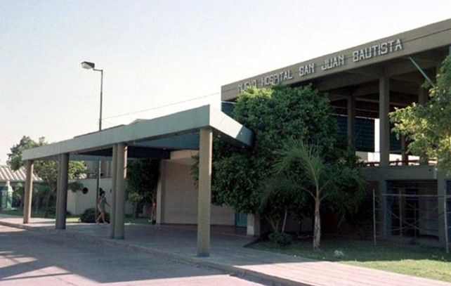 El hombre fue internado en el hospital San Juan Bautista.