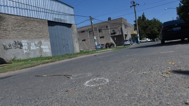Los impactos de bala quedaron marcados en la calle.