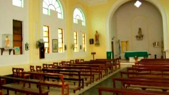 Monte vera. El sacerdote cumple su tarea en la Parroquia La Merced.