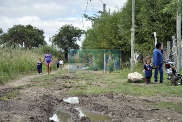 Los vecinos de la calle 832 piden por asfalto, luz y limpieza