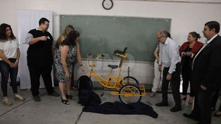 Estudiantes fabricaron una bicicleta adaptada y la entregaron a “Subite a la bici”