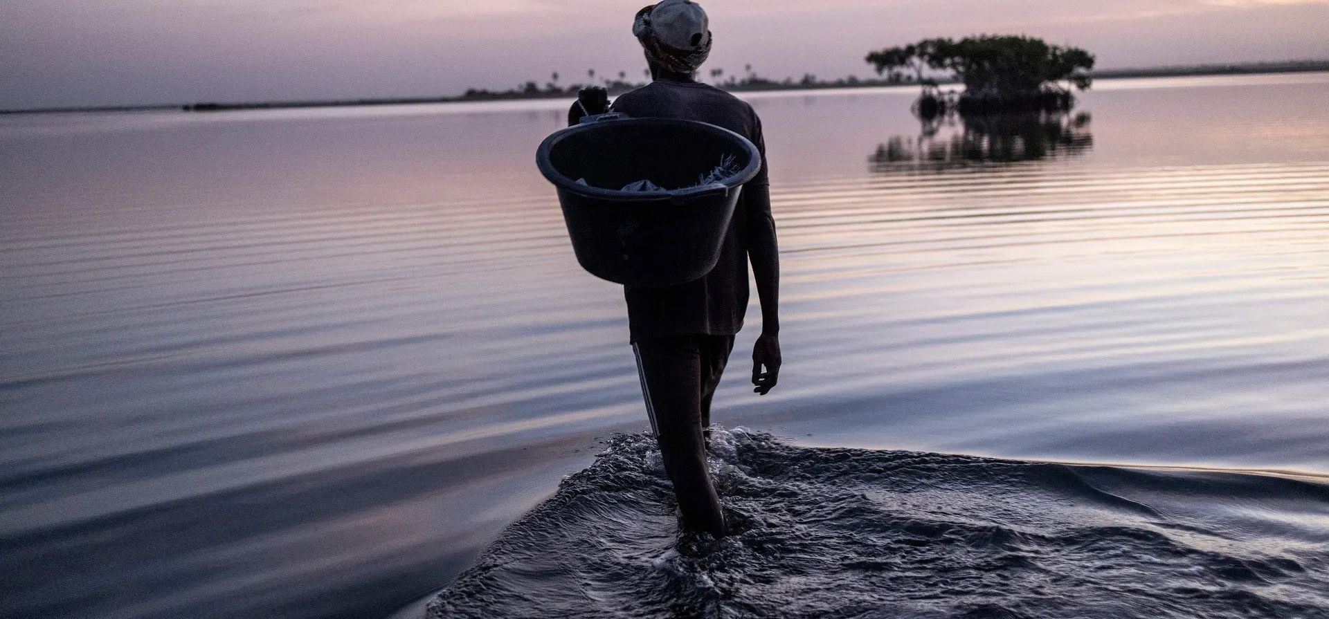 Simal, Senegal. Un pescador de camarones entra en el delta del Sine Saloum antes de una noche de pesca. Fotografía: John Wessels/AFP/Getty Images
