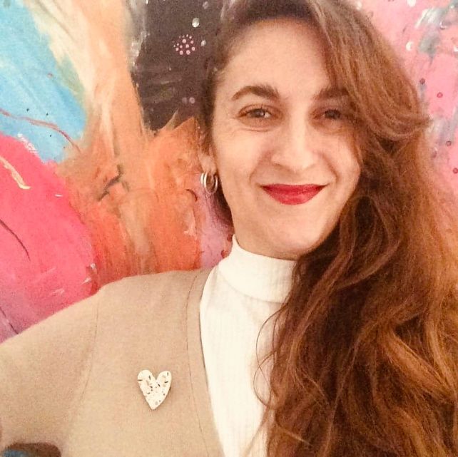 Flavia Gatti, rosarina con m&aacute;s de una d&eacute;cada de experiencia en dise&ntilde;o textil y pedagog&iacute;a del emprendimiento.