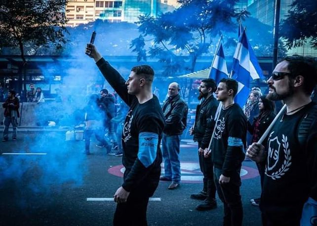 Mauro Benítez encabezando una marcha con el pañuelo celeste.&nbsp;