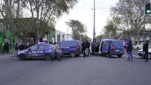 Móviles policiales en la intersección de Viamonte y Provincias Unidas.