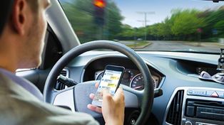 Usar un celular al conducir cuadruplica el riesgo de tener un accidente