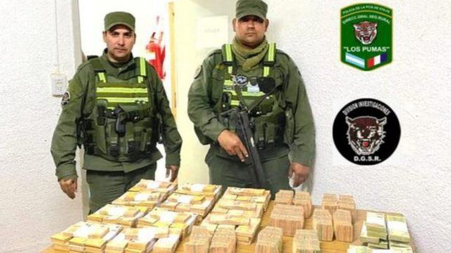 Oficiales y suboficiales de la Guardia Rural Los Pumas que realizaban operativos de Prevención Activa y descucbrieron el dinero.