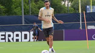 Concentrado. Ángel Di María, durante el entrenamiento en el único equipo del que hoy es parte: la selección nacional. Central lo espera para la Copa Sudamericana y también lo quieren otros equipos.