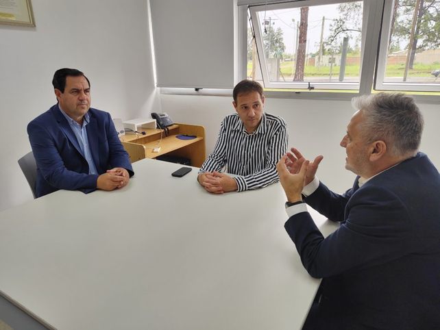 El intendente Vallejos y el senador Lewandowski durante su reunión con autoridades educativas en Reconquista.&nbsp;