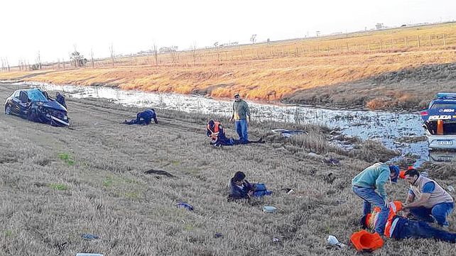 Autopista. La escena minutos después de producido el siniestro