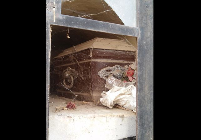 La encontraron intentando romper el cajón para llevarse el cadáver de su hijo a su casa