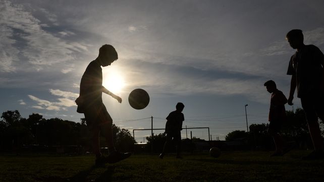 A través del deporte. La mayoría de estos clubes cumple un rol social fundamental en cada barrio. Representan un espacio de integración y contención muy importante.