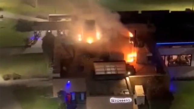 El incendio en el restaurante y bar Riomío fue grabado en video por los vecinos de los edificios ubicados sobre la costa de Rosario.