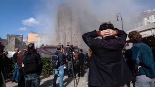 Transeuntes observan cómo se levantan nubes de polvo después del colapso parcial de la Torre dei Conti cerca del Coliseo. Una persona quedó atrapada y otra resultó herida después de que parte de la torre medieval se derrumbara durante las renovaciones, Roma, Italia. Fotografía: Remo Casilli/Reuters