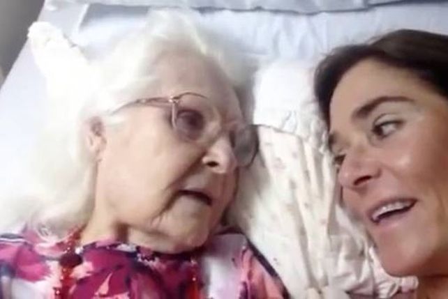 Conmovedor video: una mujer con Alzheimer reconoce a su hija