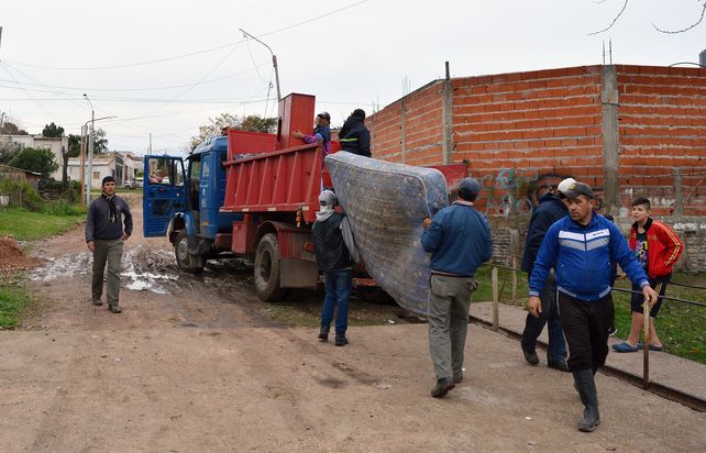 Evacuación en Concepción del Uruguay: rescatan todo lo que pueden