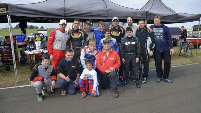La familia entera asiste a las carreras de karting de la región.&nbsp;
