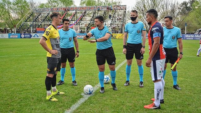 Los capitanes de ambos equipos junto al árbitro Jonathan Correa en el sorteo inicial.