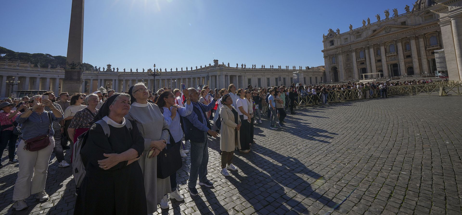 La gente se reúne para ver al papa Francisco mientras recita la oración del Ángelus del mediodía desde la ventana de su estudio con vista a la Plaza de San Pedro, en el Vaticano, el viernes 1 de noviembre de 2024. (Foto AP/Andrew Medichini) La gente se reúne para ver al papa Francisco mientras recita la oración del Ángelus del mediodía desde la ventana de su estudio con vista a la Plaza de San Pedro, en el Vaticano, el viernes 1 de noviembre de 2024. (Foto AP/Andrew Medichini)