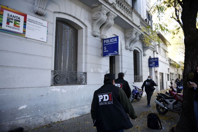 La Policía de Investigaciones (PDI) se hizo cargo de las tareas de levantamiento de rastros en la comisaría 5ª..&nbsp;