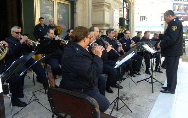 Concierto musical de la Banda Sinfónica Policial en la explanada del Teatro Municipal