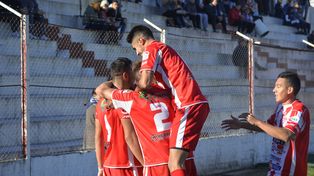 Atlético Paraná goleó en el día de su cumpleaños