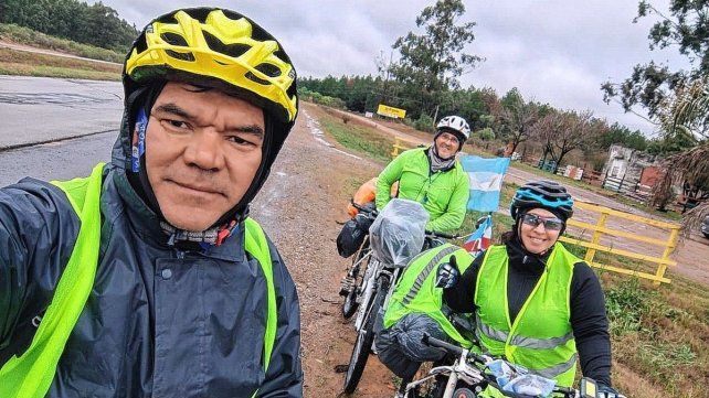 Los tres peregrinos emprendieron su aventura con un fin solidario hacia el norte argentino.