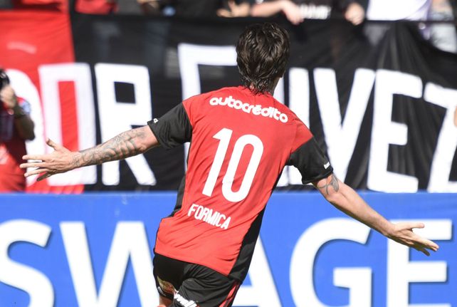 El Gato Formica y un grito de gol con la camiseta de Newells.&nbsp;