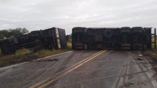 Un camión volcó sobre la Ruta N° 6, cerca de La Paz, y su conductor salió ileso.