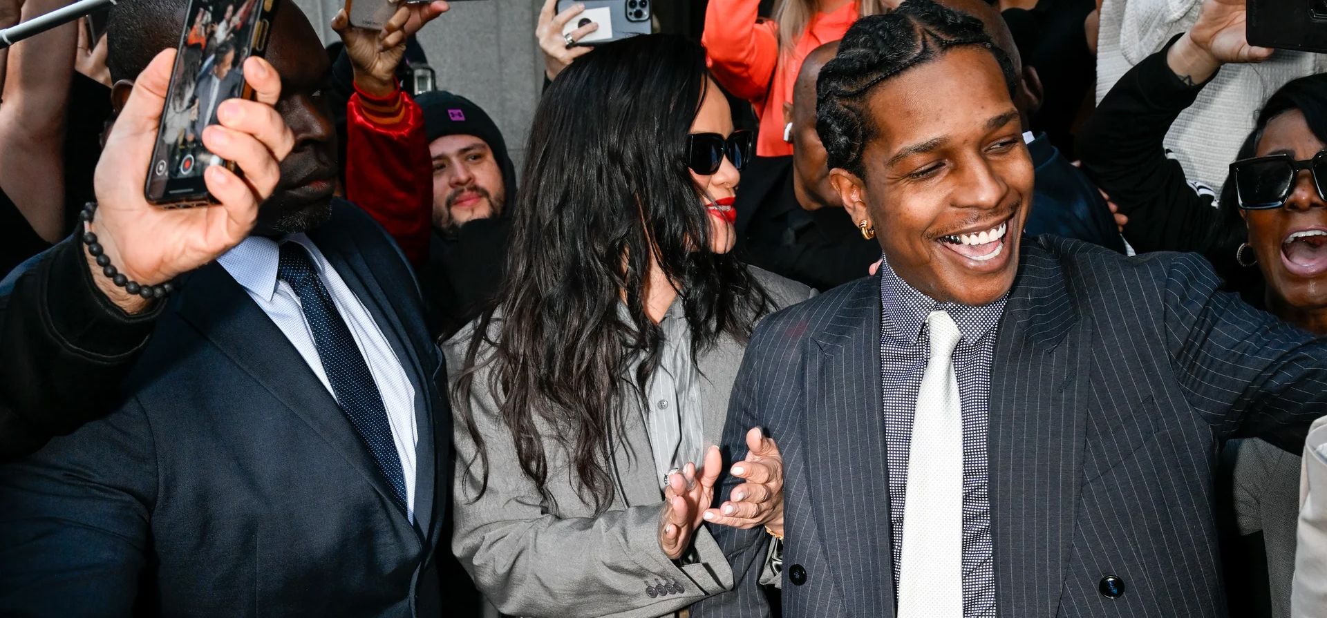 Rihanna y el rapero A$AP Rocky afuera del centro de justicia penal Clara Shortridge Foltz, después de que A$AP Rocky fuera declarado inocente en un juicio por agresión armada, Los Ángeles, Estados Unidos. Fotografía: DUTCH/Bauer-Griffin/GC Images Rihanna y el rapero A$AP Rocky afuera del centro de justicia penal Clara Shortridge Foltz, después de que A$AP Rocky fuera declarado inocente en un juicio por agresión armada, Los Ángeles, Estados Unidos. Fotografía: DUTCH/Bauer-Griffin/GC Images