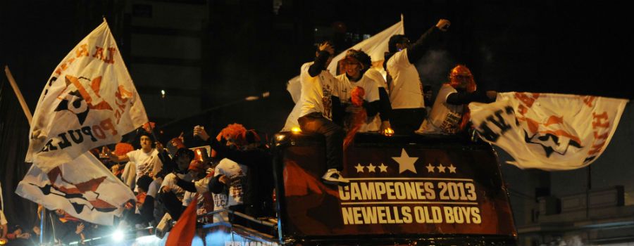 Los jugadores de Newells volvieron a recorrer las calles de la ciudad a bordo del colectivo sin techo