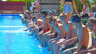 Al agua. La enseñanza de natación es una de las actividades centrales.
