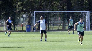 Trabajo de campo. Russo da indicaciones en el entrenamiento. Busca un equipo sólido de atrás hacia adelante.&nbsp;