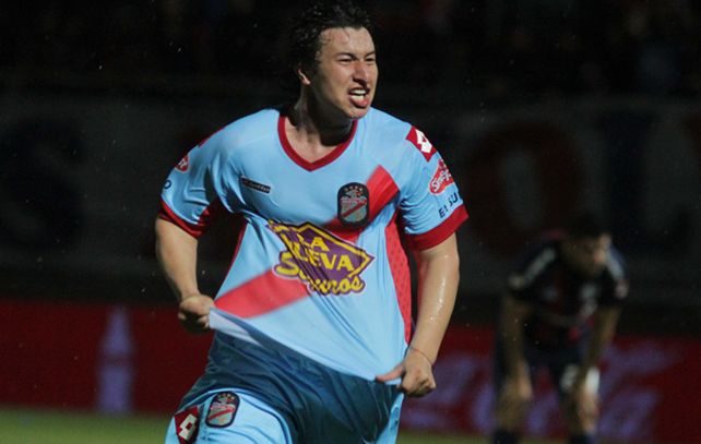 El Bicho Aguirre festeja con todo su gol