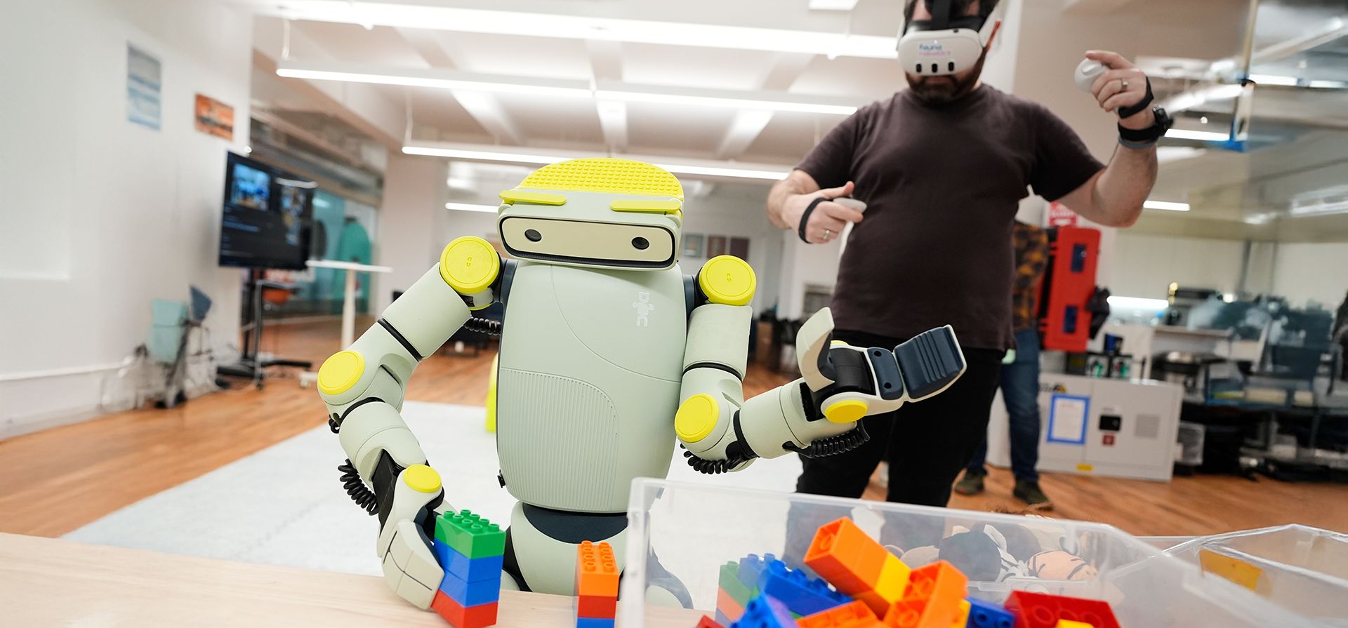 Kel Guerin, vicepresidente de arquitectura de plataforma de Fauna Robotics, demuestra cómo operar Sprout, el nuevo robot de Fauna Robotics, de forma remota durante una demostración en Nueva York, el miércoles 14 de enero de 2026. (Foto AP/Seth Wenig) Kel Guerin, vicepresidente de arquitectura de plataforma de Fauna Robotics, demuestra cómo operar Sprout, el nuevo robot de Fauna Robotics, de forma remota durante una demostración en Nueva York, el miércoles 14 de enero de 2026. (Foto AP/Seth Wenig)