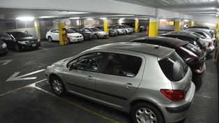 Colapsadas por la alta demanda, las cocheras del centro suben sus precios