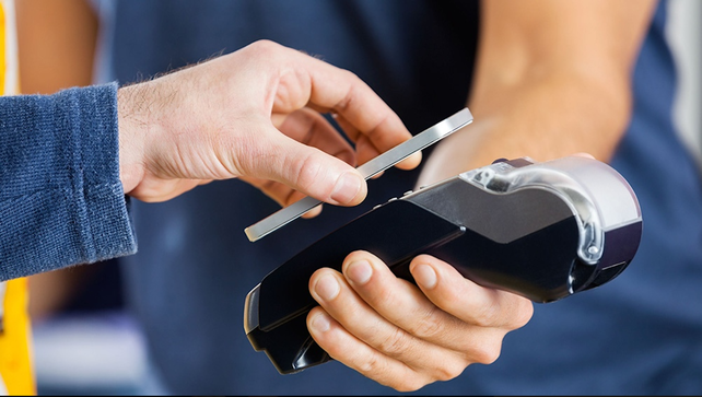 Por primera vez, los pagos con transferencias superaron a los de tarjeta de débito