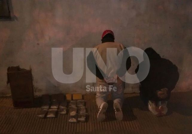 Evidencia. Los 17 ladrillos de marihuana y los dos hombres aprehendidos que la transportaban.