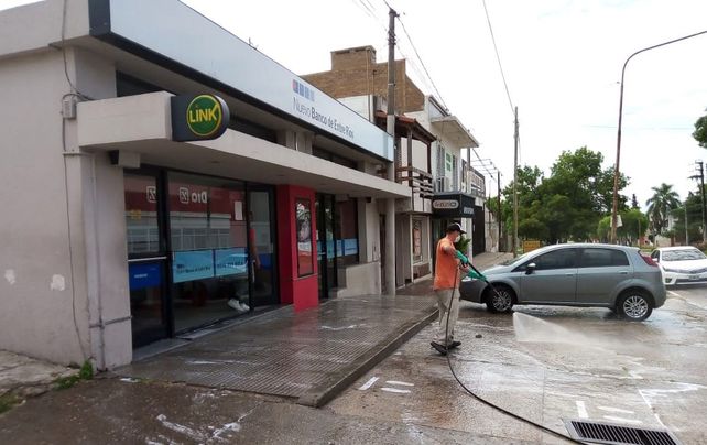 Desinfectan zonas de bancos y establecimientos de salud