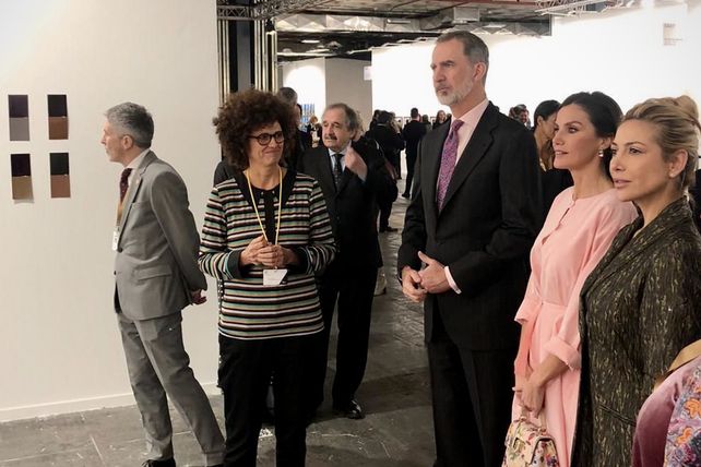 La artista rosarina Andrea Ostera junto a los reyes de España.