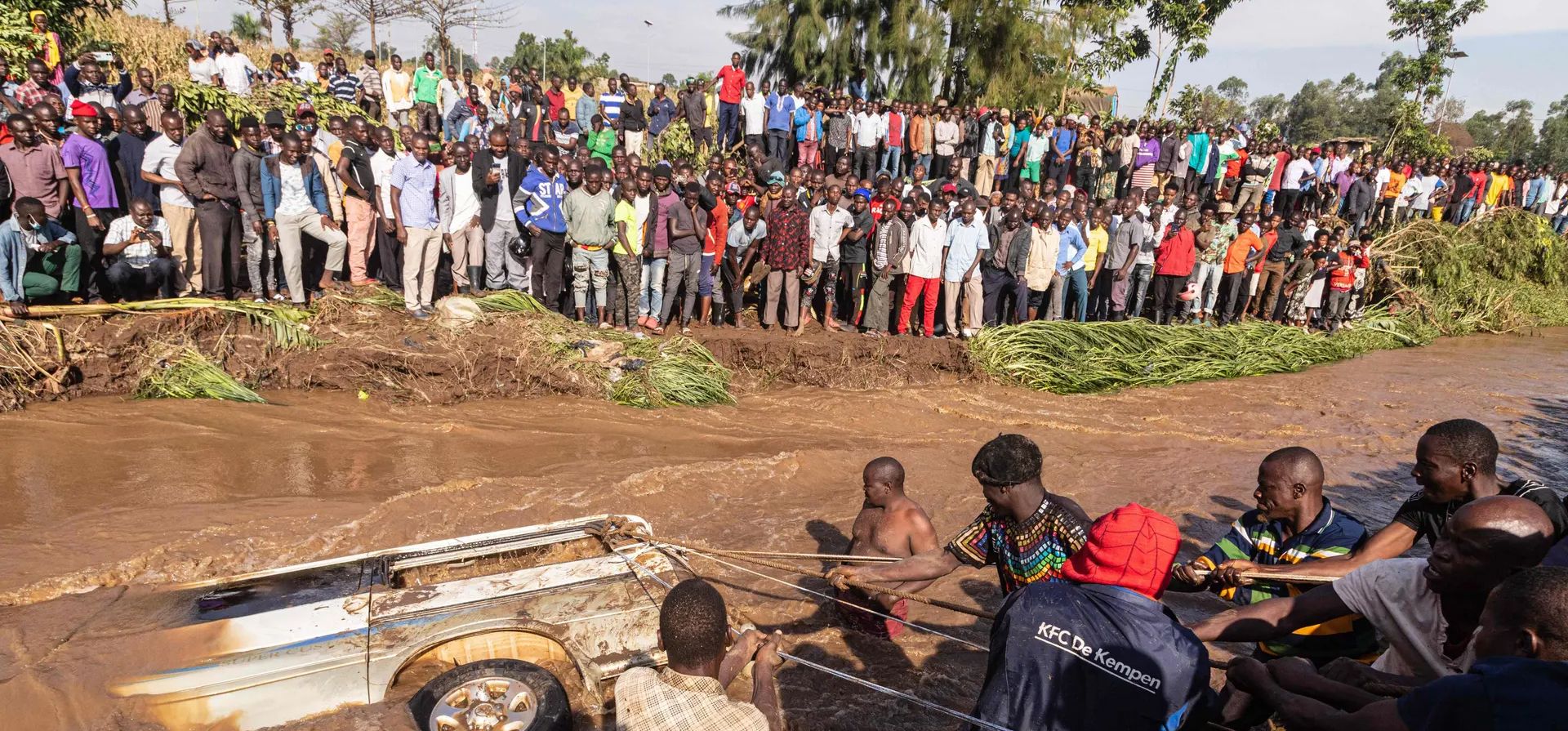 Aldeanos intentan levantar un minibús desde el río Nabuyonga. Catorce cuerpos fueron recuperados del vehículo que quedó atrapado en una inundación repentina, Namakwekwe, Uganda. Fotografía: Badru Katumba/AFP/Getty Images