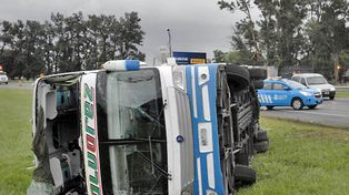 Un muerto y 42 heridos por vuelco de un micro en la ruta 2